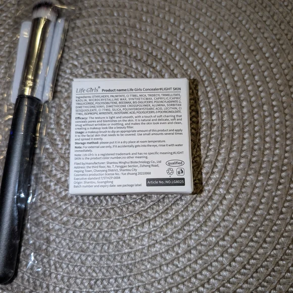 Light Skin Concealer with Brush - Picture 4 of 4